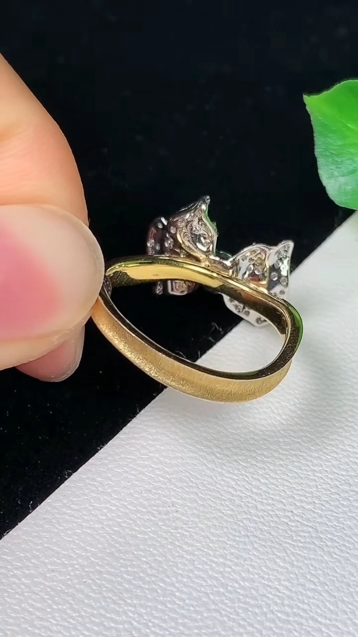 天然A货翡翠蛋面戒指，尺寸17-3.7，重量:3.63g2026年8月10日
工厂直销收藏佳品,种好水足，色泽均匀，有种有色，上手高大气！