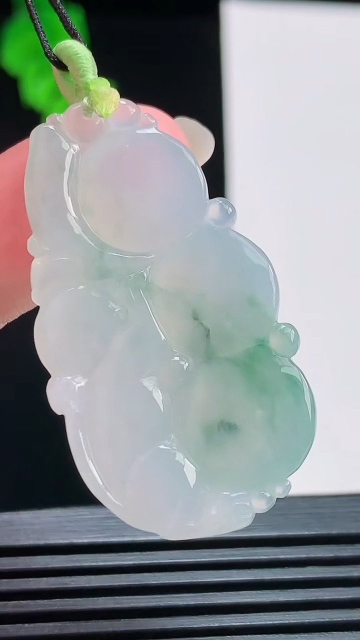 天然A货翡翠飘花灵猴献瑞吊坠，尺寸41-22.6-5.8 重量:10.53g
8月10日