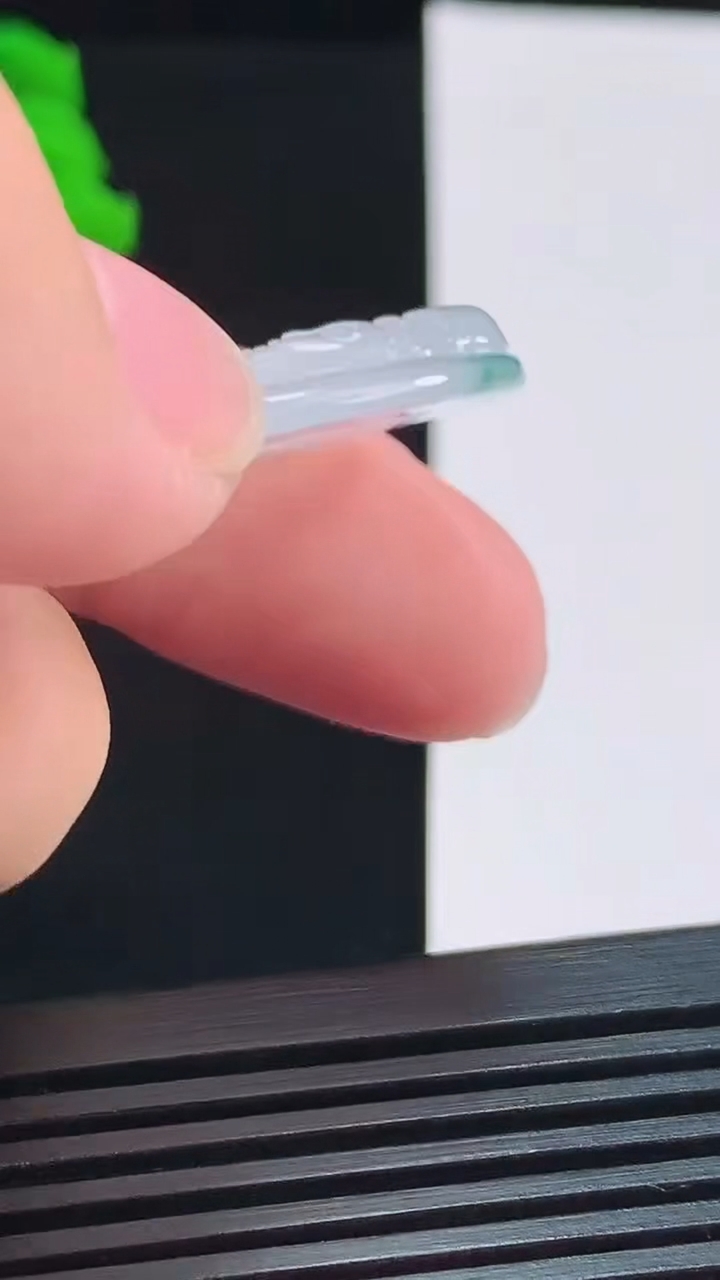 天然A货翡翠冰种飘花素衣观音吊坠，尺寸49.2-33-5.5 重量:15.68g
8月10日