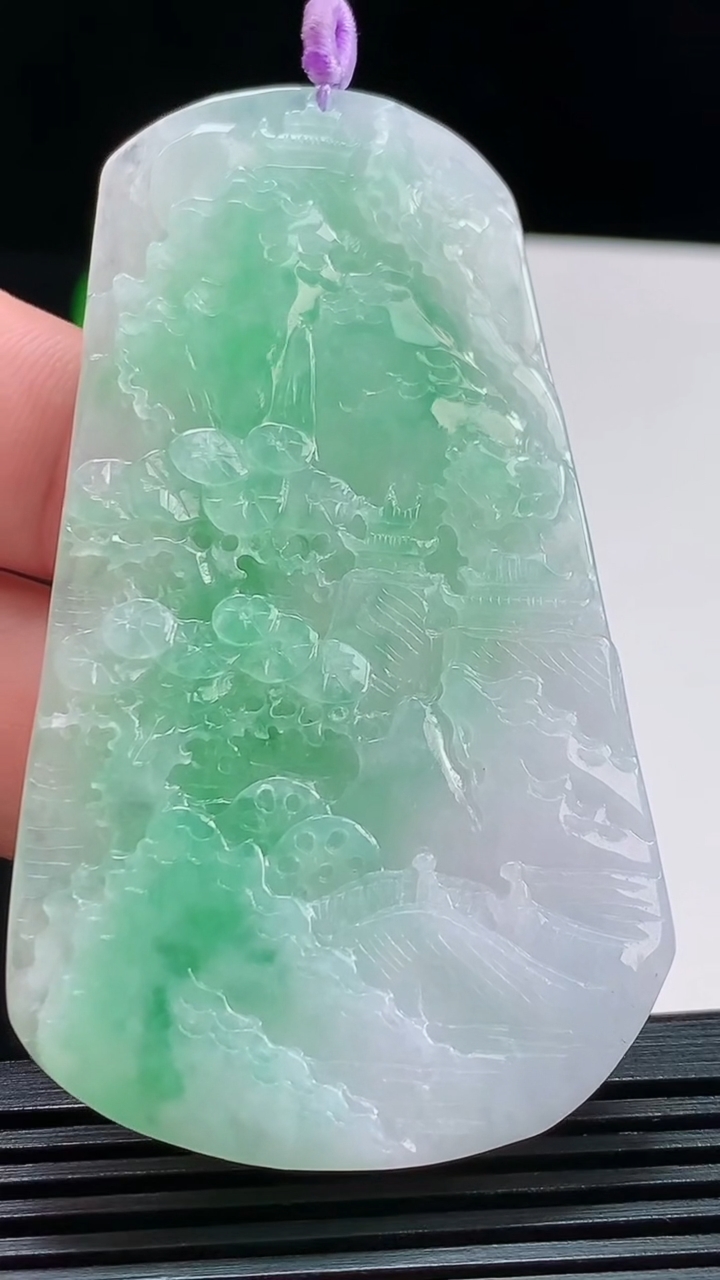 天然A货翡翠山水牌吊坠，尺寸72.6-41.6-5.2 重量:35.39g
8月10日