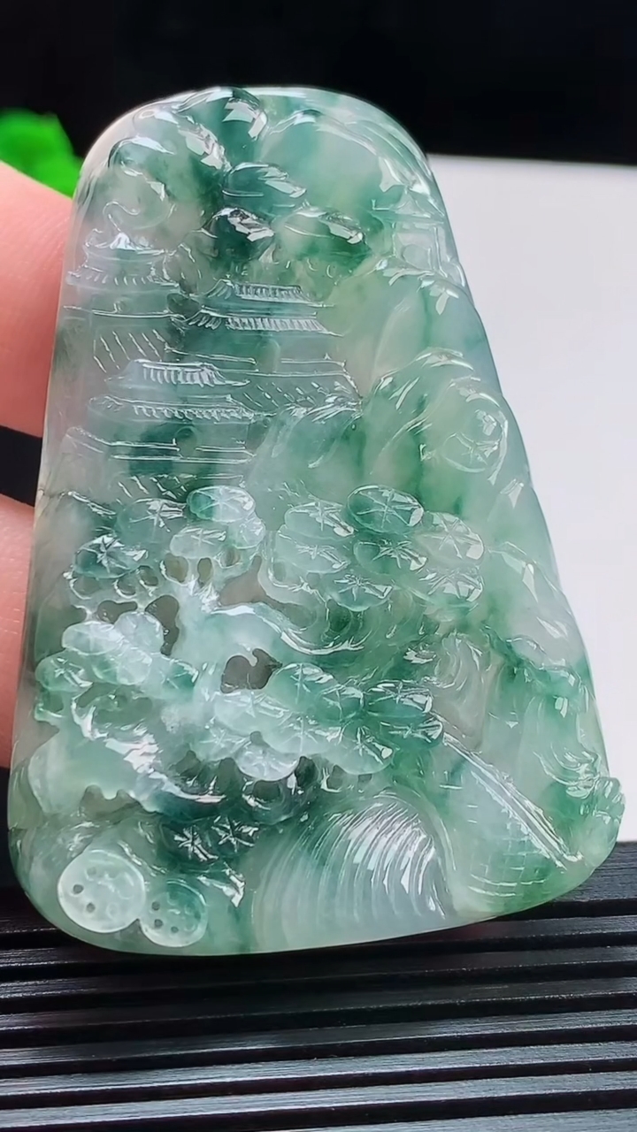 天然A货翡翠牌吊坠，尺寸61.6-41.8-5.8，重量:32.30g
8月10日