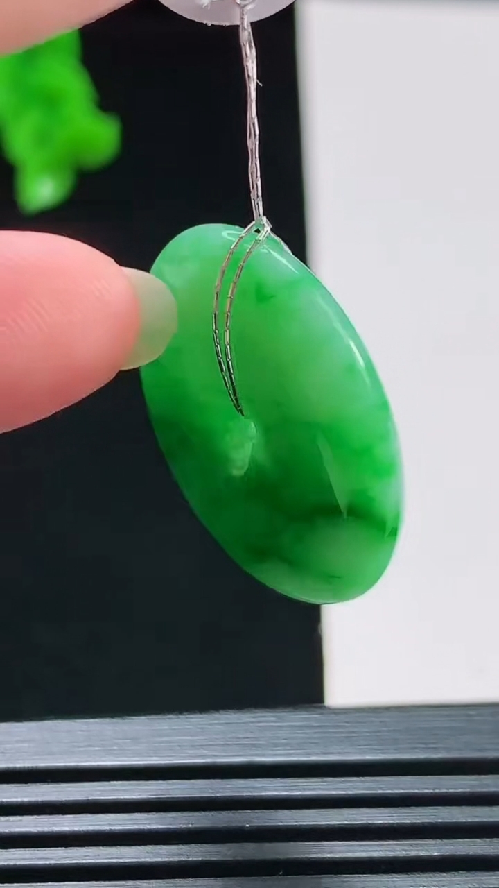 天然A货翡翠平安扣吊坠，尺寸26-5.5 重量:8.12g
8月10日