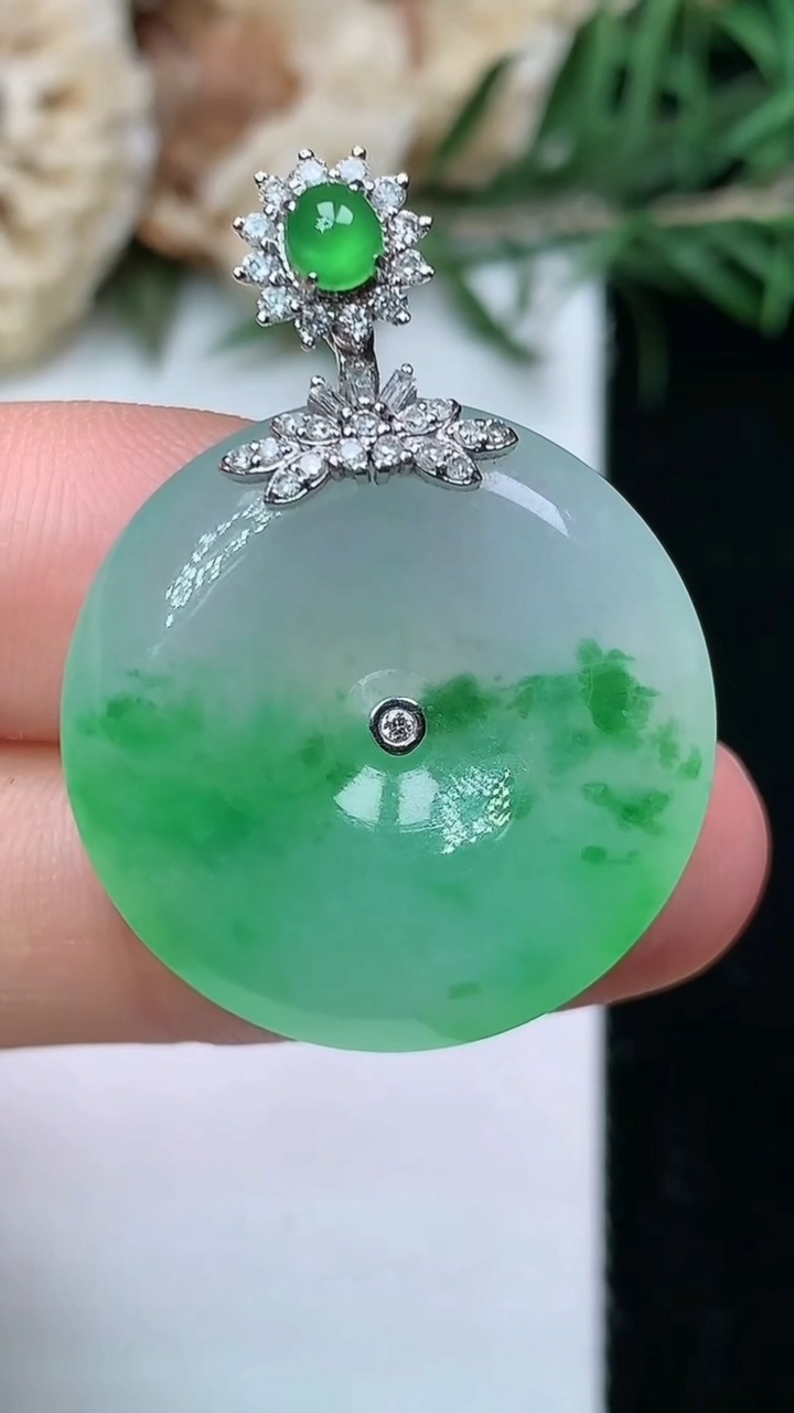 天然A货翡翠平安扣吊坠，尺寸23.8-5.7，重量:7.55g
8月10日