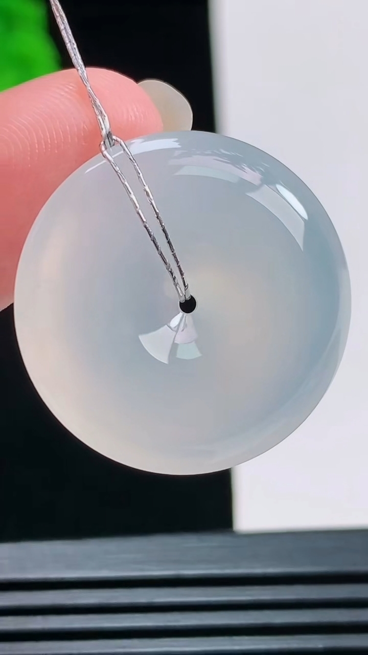 天然A货翡翠种白冰平安扣吊坠，尺寸25-5.5 重量:7.16g
8月10日