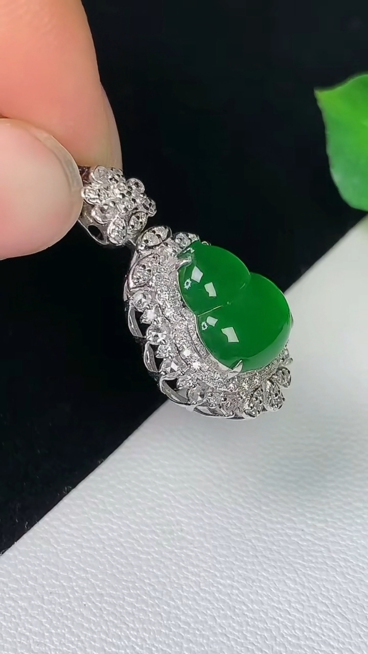 天然A货翡翠葫芦吊坠，尺寸23.7-12.6-9.2，裸石10.7-8.8，重量:2.42g
8月10日