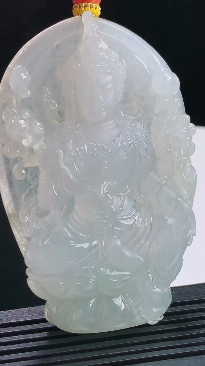 天然A货翡翠大势至菩萨吊坠，尺寸73-49-11 重量:71.63g
8月10日
