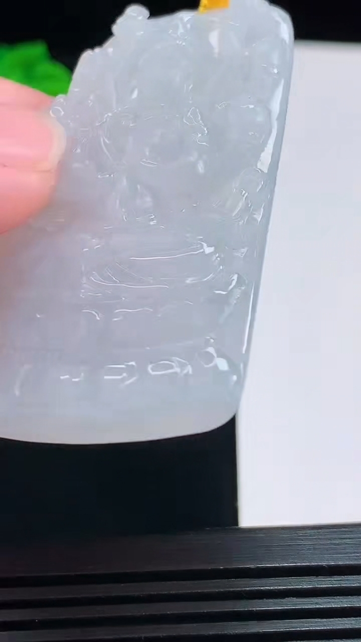 天然A货翡翠飘花千手观音菩萨吊坠，尺寸56.5-36.5-5.8 重量:24.62g
8月10日