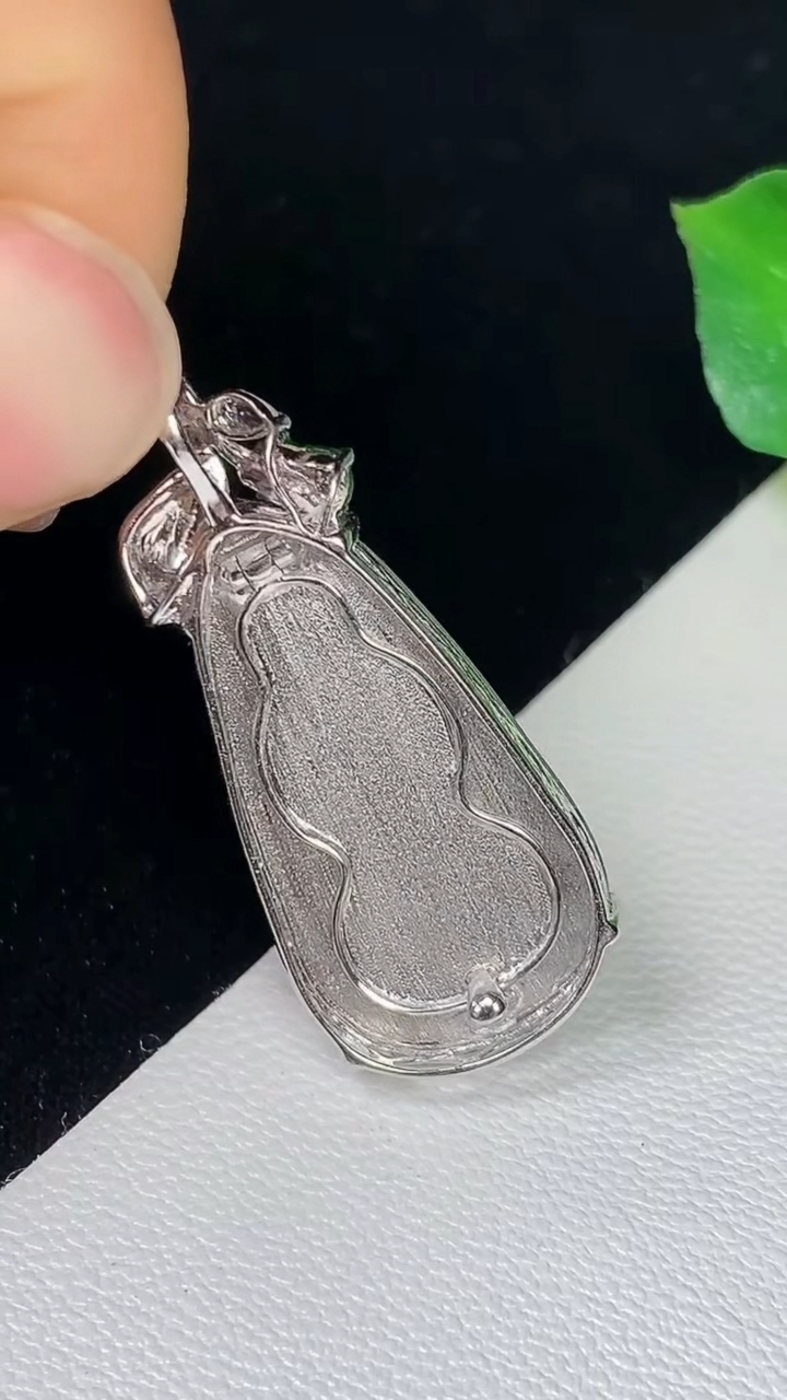 天然A货翡翠白冰福豆吊坠，尺寸30.3-23.9-12.9-6.3，重量:3.59g
8月10日