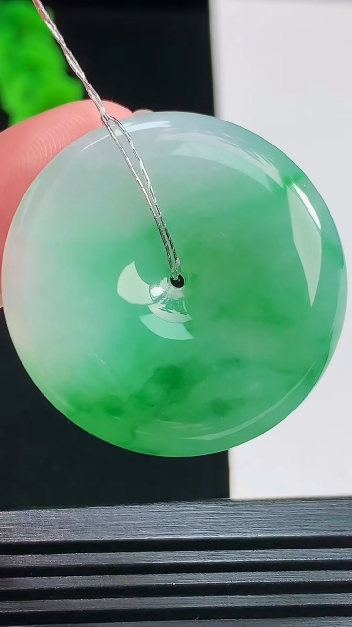 天然A货翡翠平安扣吊坠，尺寸32-6 重量:13.07g
8月10日