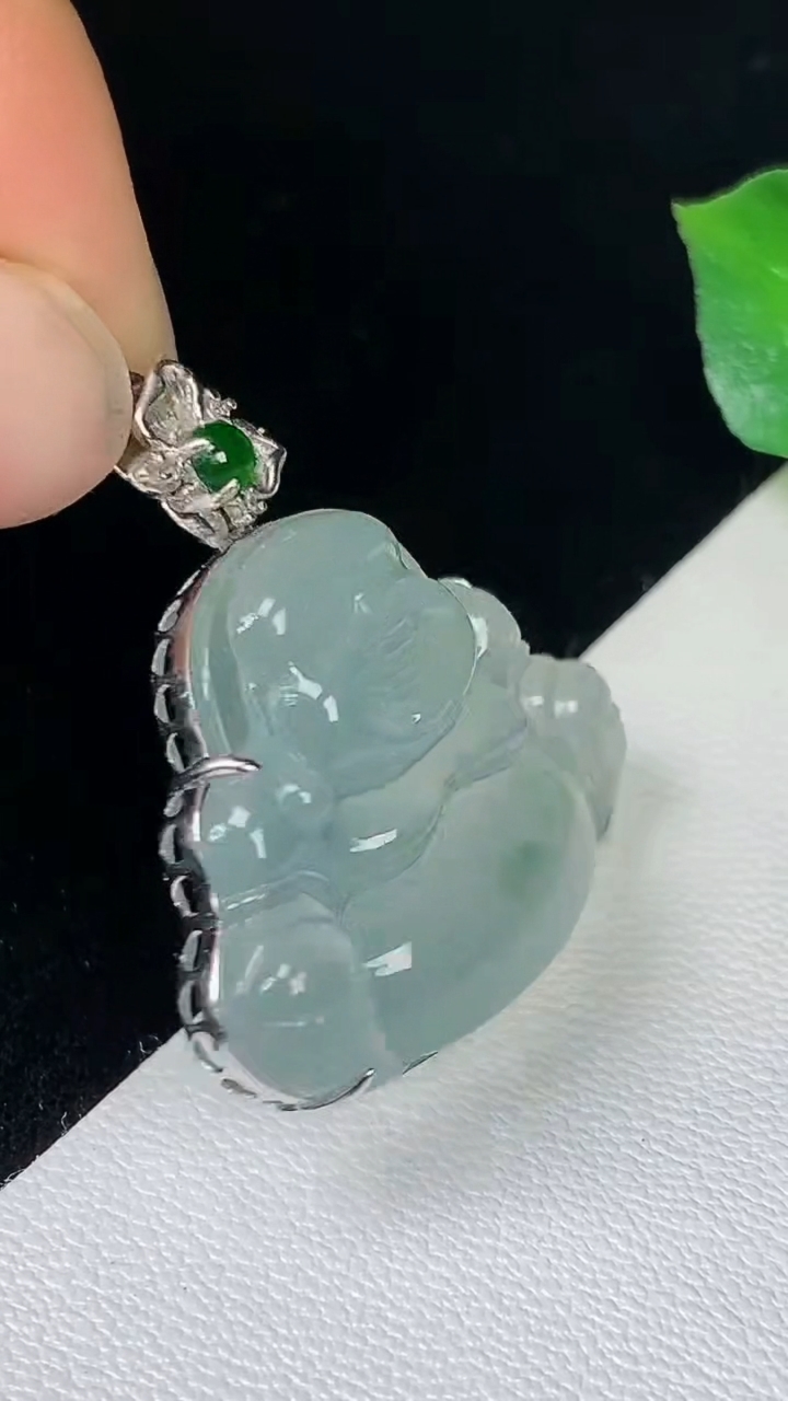 天然A货翡翠飘花佛公吊坠，尺寸20.3-27.8-7.2，重量:5.62g
8月10日