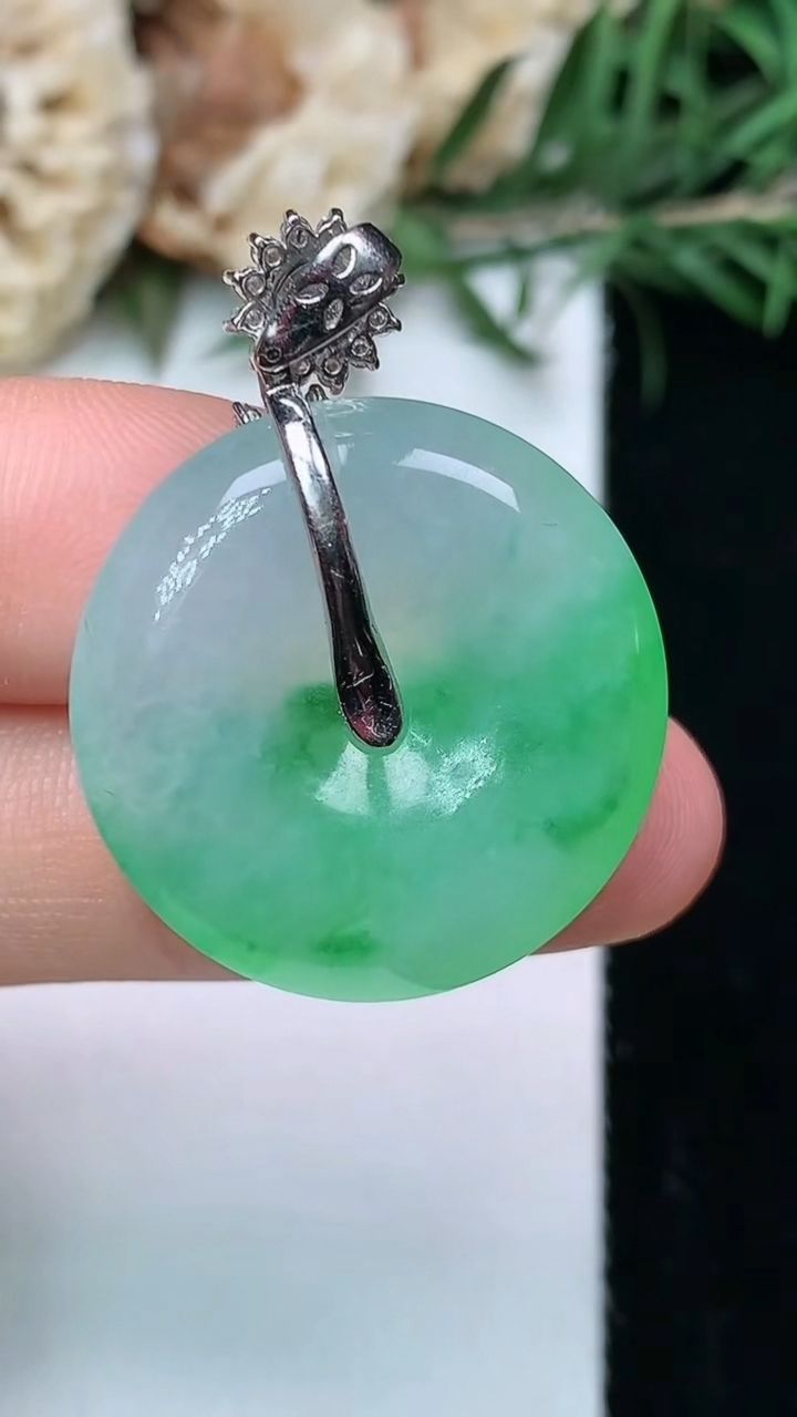 天然A货翡翠平安扣吊坠，尺寸23.8-5.7，重量:7.55g
8月10日