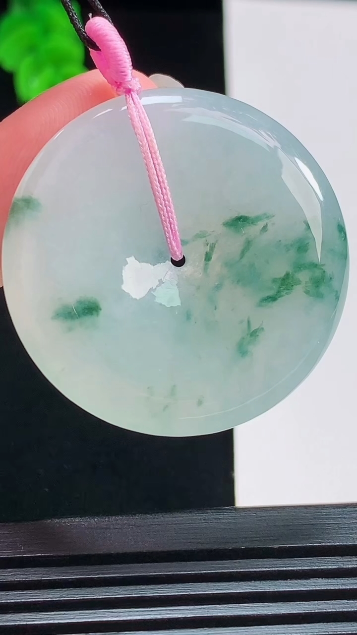 天然A货翡翠飘花平安扣吊坠，尺寸36-5.8 重量:16.53g
8月10日