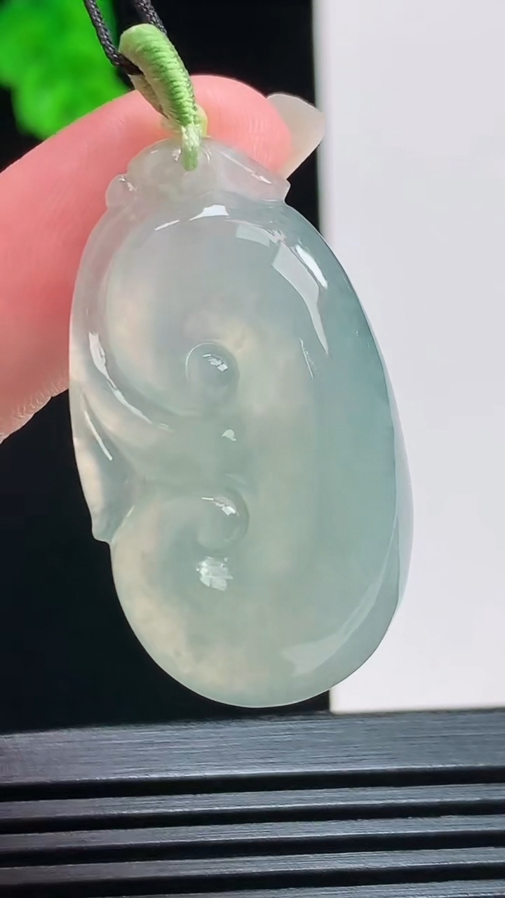 天然A货翡翠如意吊坠，尺寸36.5-20.5-6.5 重量:9.40g
8月10日