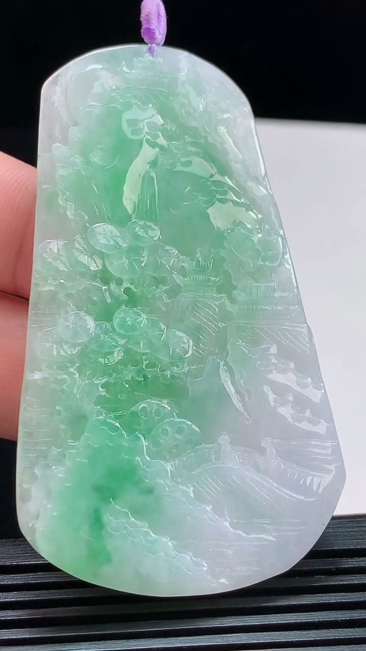 天然A货翡翠山水牌吊坠，尺寸72.6-41.6-5.2 重量:35.39g
8月10日