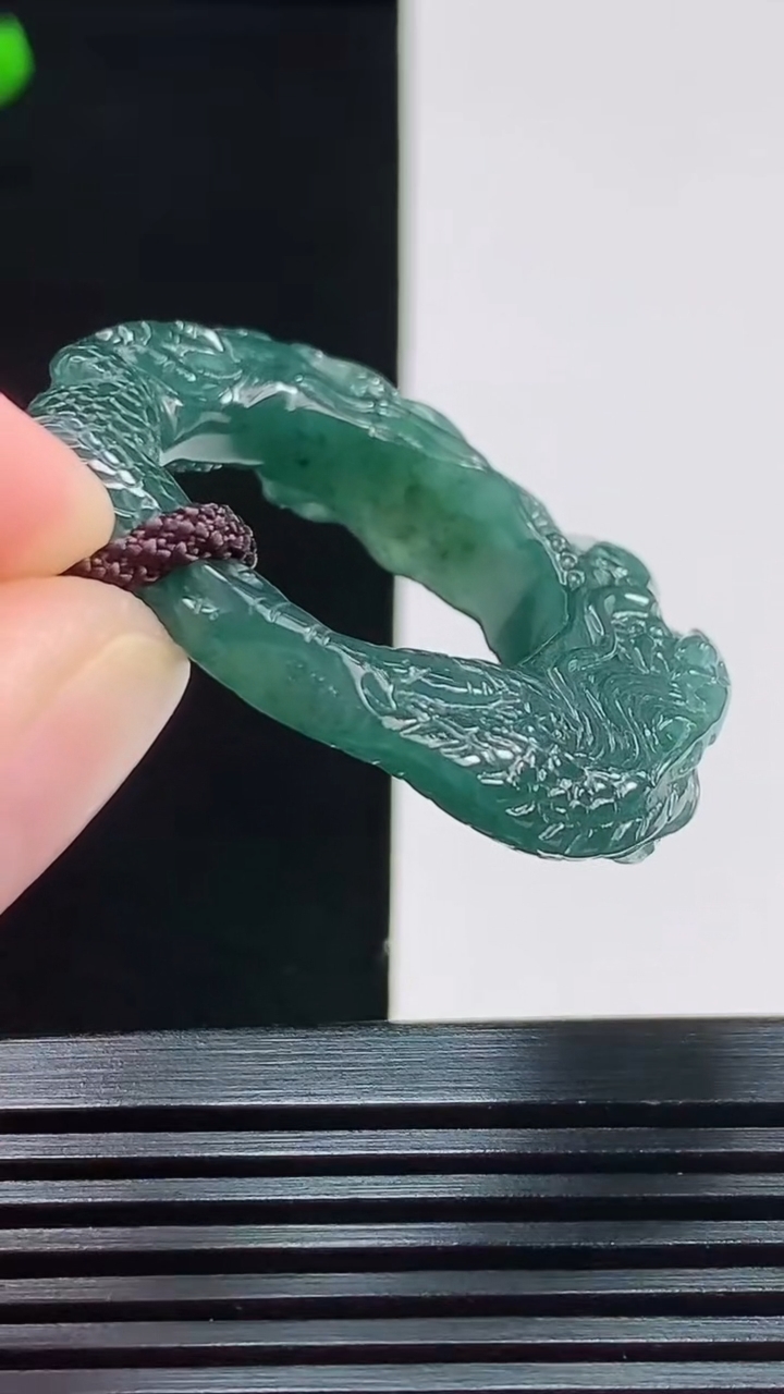 天然A货翡翠雕龙玉扳指 戒指，尺寸20-7.5-10.5 重量:9.57g2026年8月10日
工厂直销收藏佳品,种好水足，色泽均匀，有种有色，上手高大气！