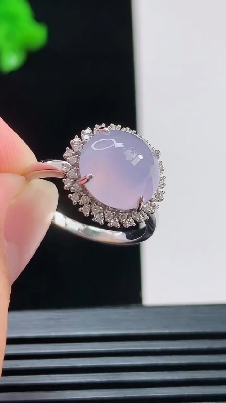 天然A货翡翠种紫罗兰蛋面戒指，尺寸16.5-10-9.5 重量:3.11g2026年8月10日
工厂直销收藏佳品,种好水足，色泽均匀，有种有色，上手高大气！