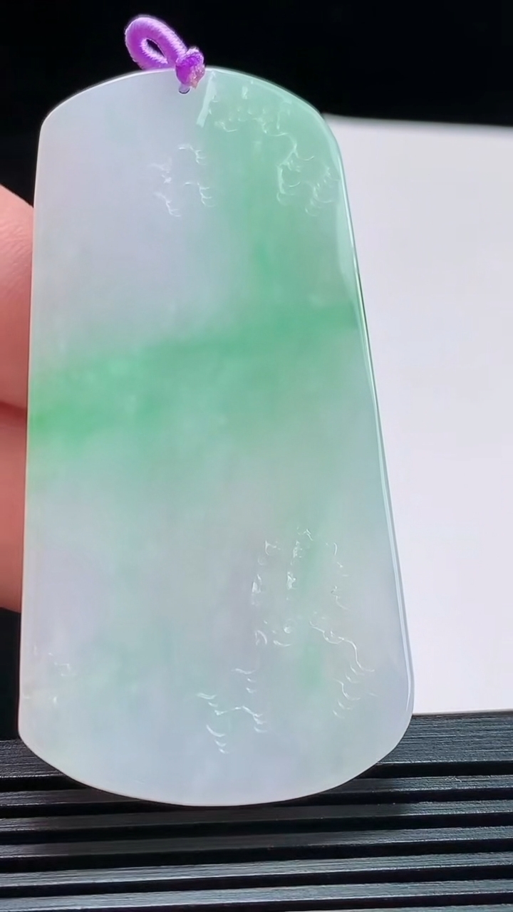 天然A货翡翠山水牌吊坠，尺寸68-34-4.5 重量:25.29g
8月10日