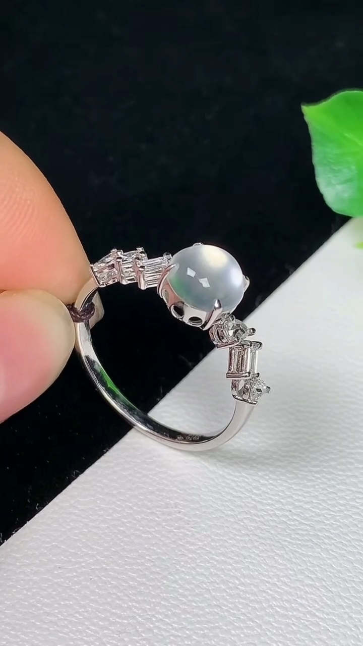 天然A货翡翠白冰蛋面戒指，尺寸17-6.6，重量:2.12g2026年8月10日
工厂直销收藏佳品,