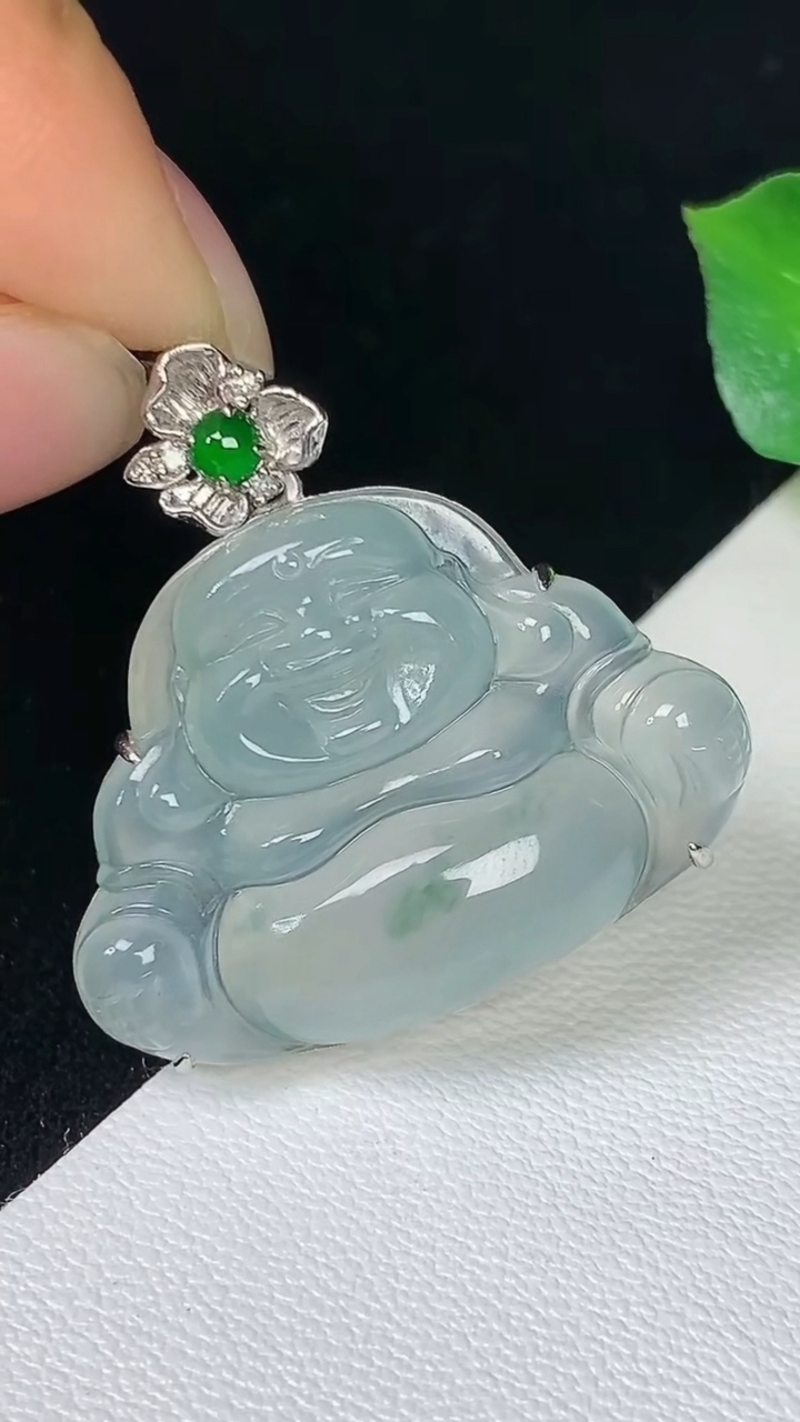 天然A货翡翠飘花佛公吊坠，尺寸20.3-27.8-7.2，重量:5.62g
8月10日