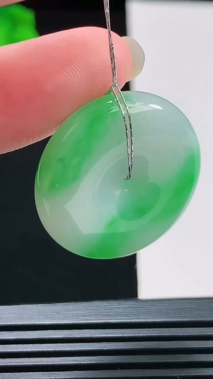 天然A货翡翠平安扣吊坠，尺寸27.6-7.6 重量:13.37g
8月10日