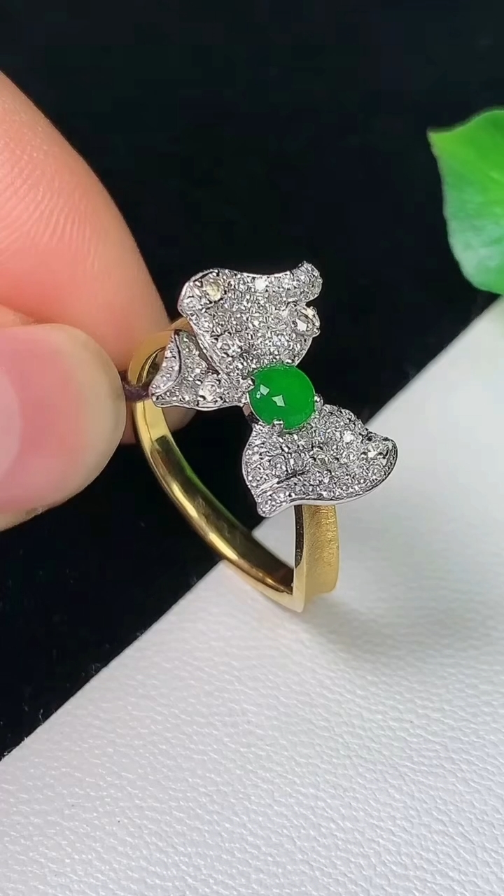 天然A货翡翠蛋面戒指，尺寸17-3.7，重量:3.63g2026年8月10日
工厂直销收藏佳品,种好