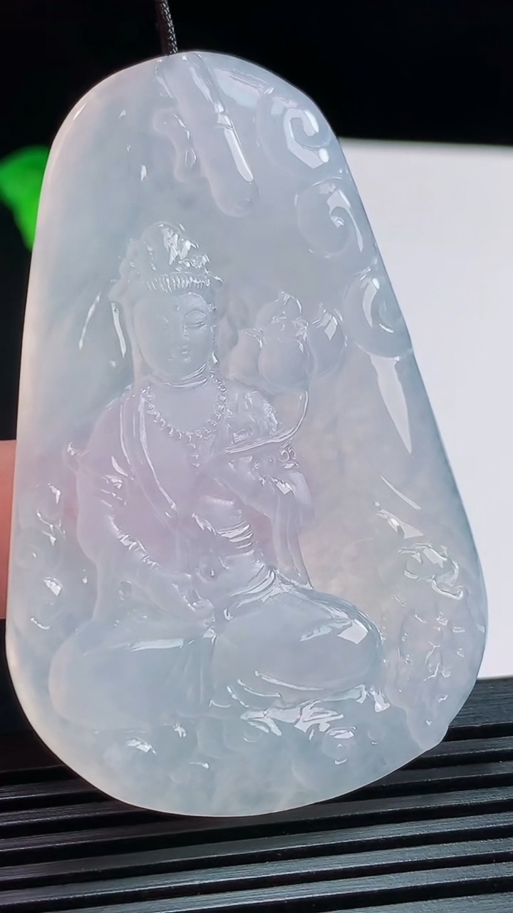 天然A货翡翠大势至菩萨吊坠，尺寸63-40.6-5.5 重量:30.24g
8月10日