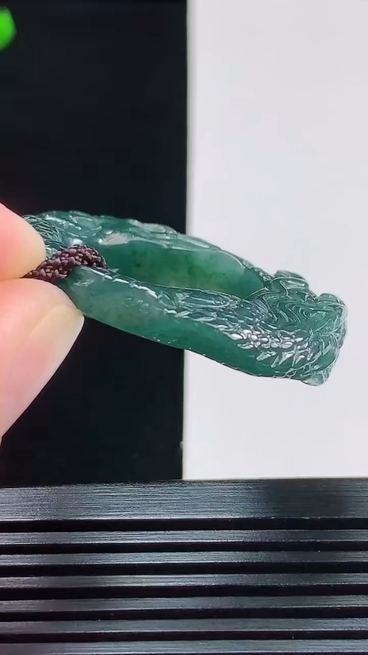 天然A货翡翠雕龙玉扳指 戒指，尺寸20-7.5-10.5 重量:9.57g2026年8月10日
工厂直销收藏佳品,种好水足，色泽均匀，有种有色，上手高大气！
