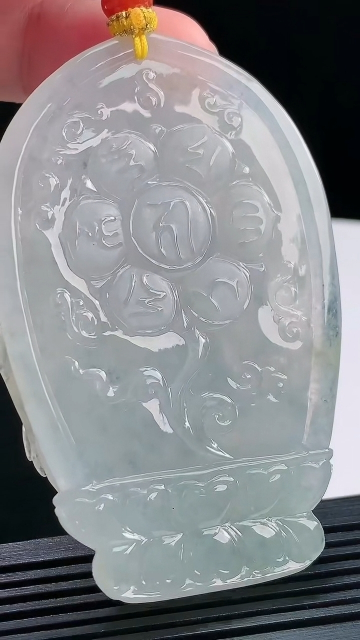 天然A货翡翠大势至菩萨吊坠，尺寸73-49-11 重量:71.63g
8月10日