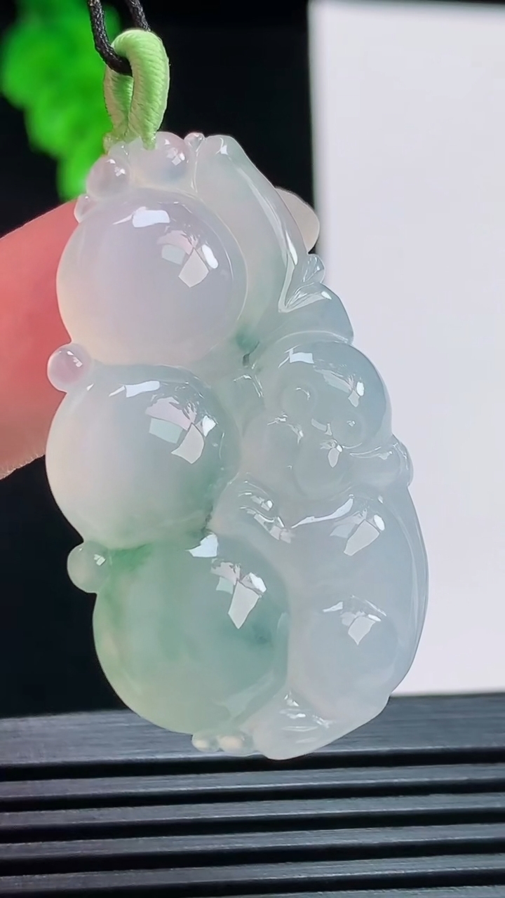 天然A货翡翠飘花灵猴献瑞吊坠，尺寸41-22.6-5.8 重量:10.53g
8月10日