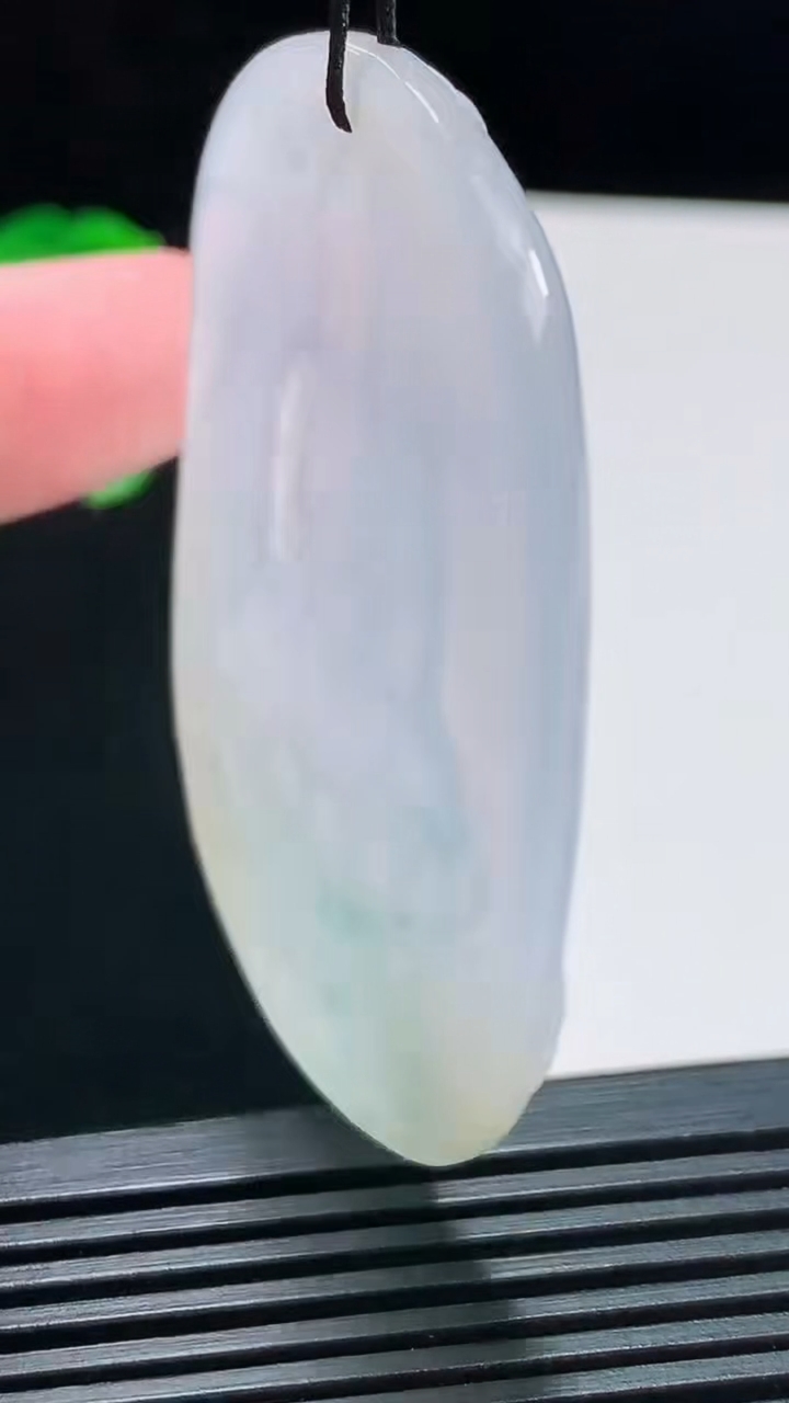 天然A货翡翠飘花阿弥陀佛吊坠，尺寸57-39-5 重量:24.89g
8月10日