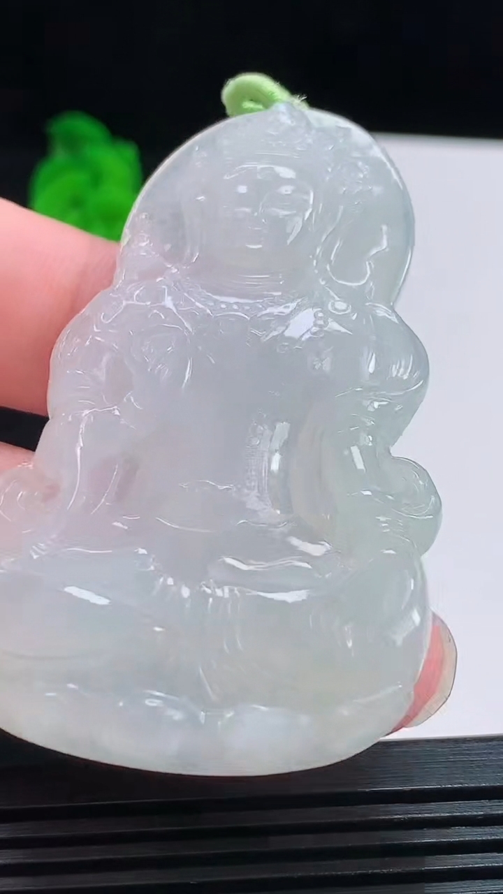 天然A货翡翠度母菩萨吊坠，尺寸63-38-5.6 重量:26.25g
8月10日