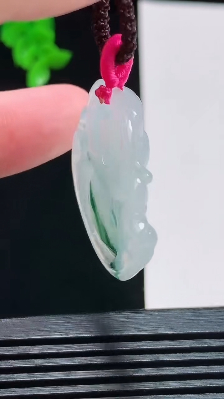 天然A货翡翠飘花佛公吊坠，尺寸30-34-5.6 重量:9.44g
8月10日
