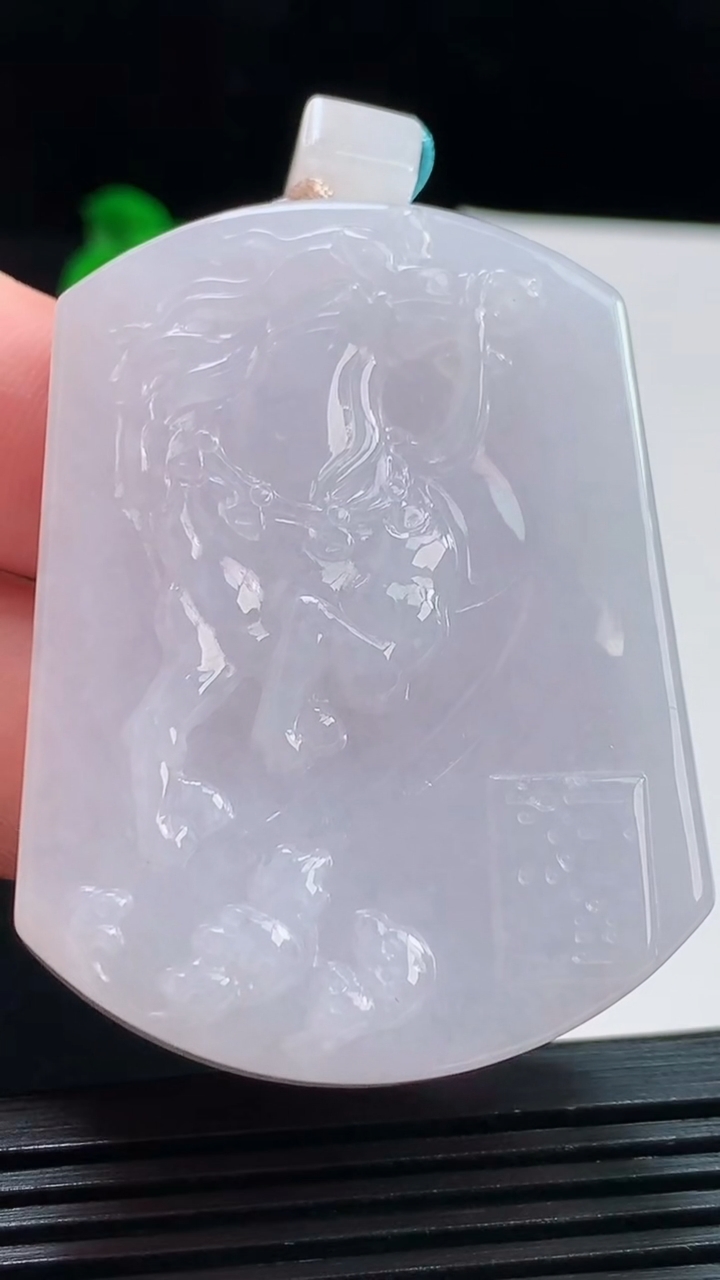 天然A货翡翠紫罗兰生肖马牌吊坠，尺寸53-40-10.6 重量:60.17g
8月10日