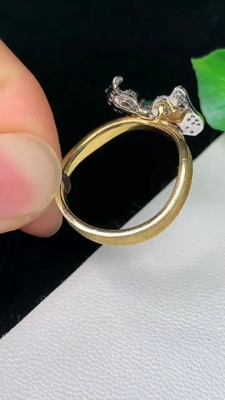 天然A货翡翠蛋面戒指，尺寸17-3.7，重量:3.63g2026年8月10日
工厂直销收藏佳品,种好水足，色泽均匀，有种有色，上手高大气！