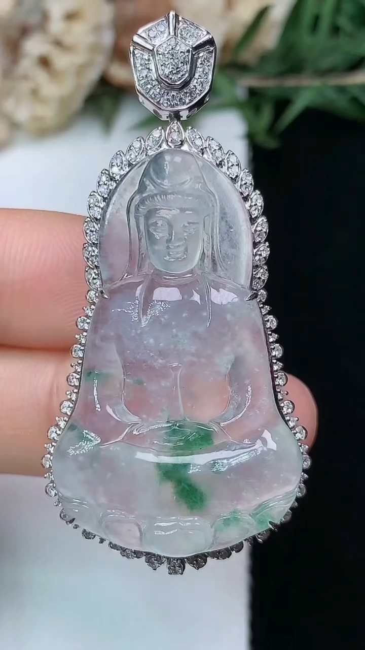 天然A货翡翠飘花素衣观音吊坠，尺寸50.2-24.5-10，裸石35.3-21.8，重量:8.00g
8月10日
