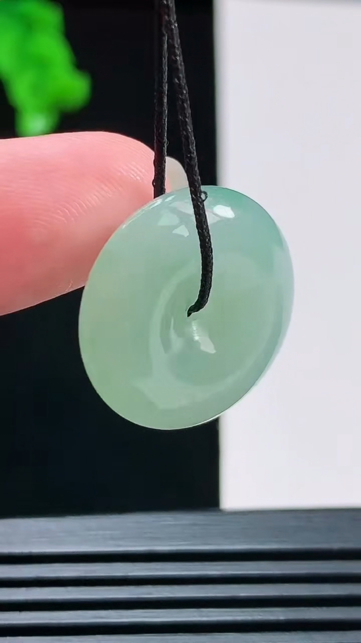 天然A货翡翠平安扣吊坠，尺寸21-5.8 重量:5.32g
8月10日