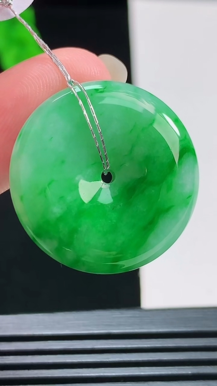天然A货翡翠平安扣吊坠，尺寸26-5.5 重量:8.12g
8月10日
