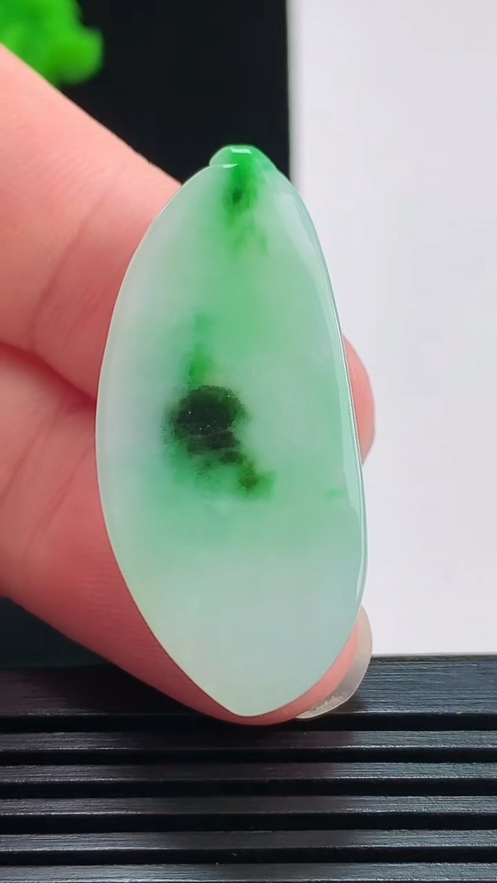 天然A货翡翠福瓜吊坠，尺寸40-17-8.6 重量:10.58g
8月10日