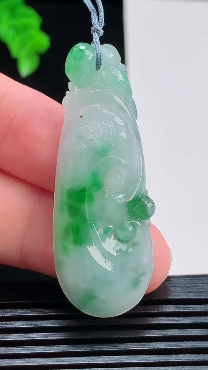 天然A货翡翠如意吊坠，尺寸50-18.5-4.5 重量:7.90g
8月10日