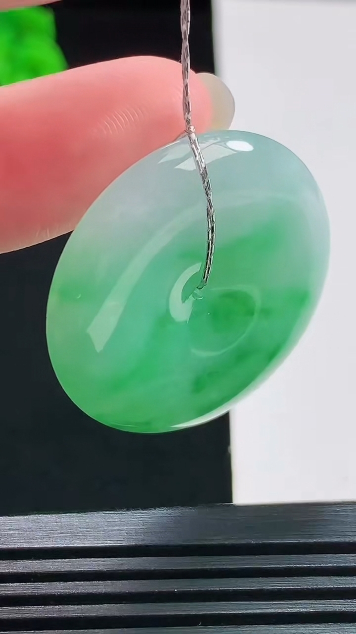 天然A货翡翠平安扣吊坠，尺寸32-6 重量:13.07g
8月10日