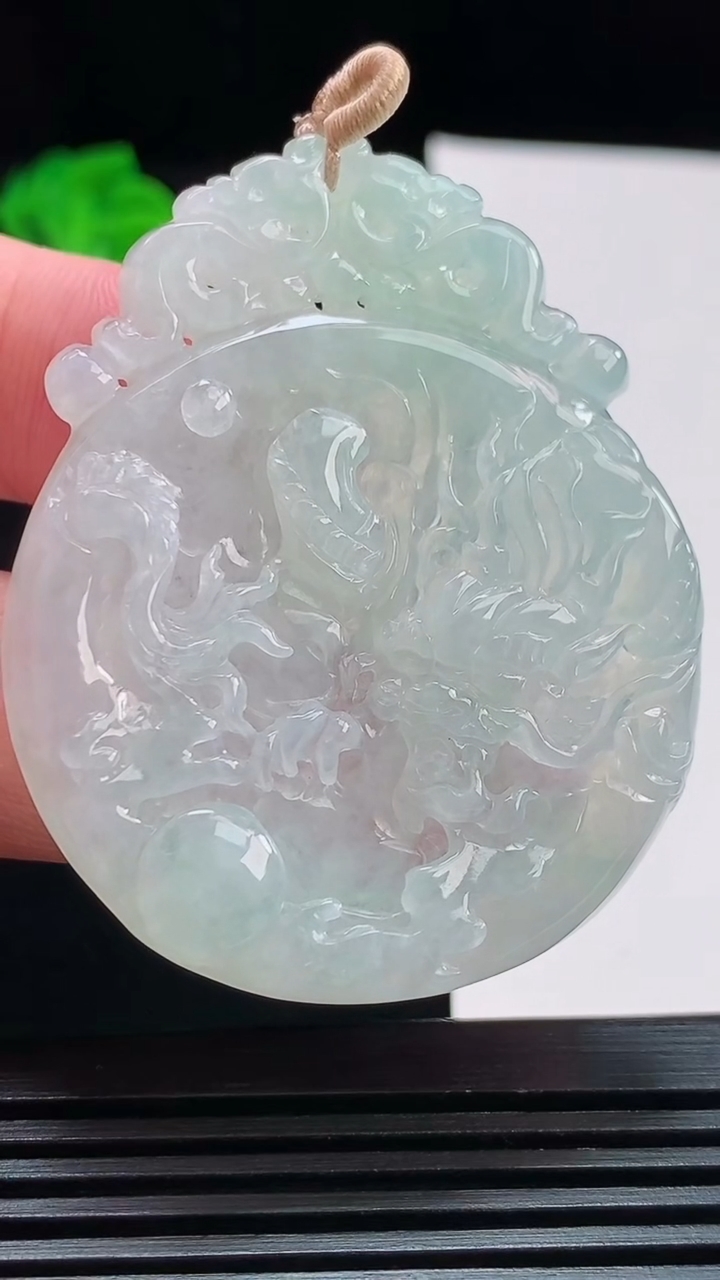 天然A货翡翠龙牌吊坠，尺寸54-43.7-5.5 重量:23.88g
8月10日