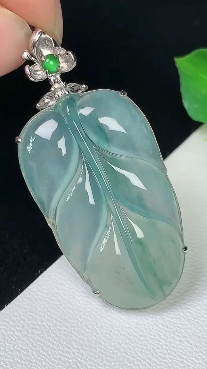 天然A货翡翠飘花金枝玉叶 叶子吊坠，尺寸44.2-33-20-5.9，重量:6.53g
8月10日
