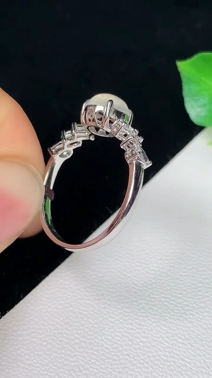 天然A货翡翠白冰蛋面戒指，尺寸17-6.6，重量:2.12g2026年8月10日
工厂直销收藏佳品,种好水足，色泽均匀，有种有色，上手高大气！