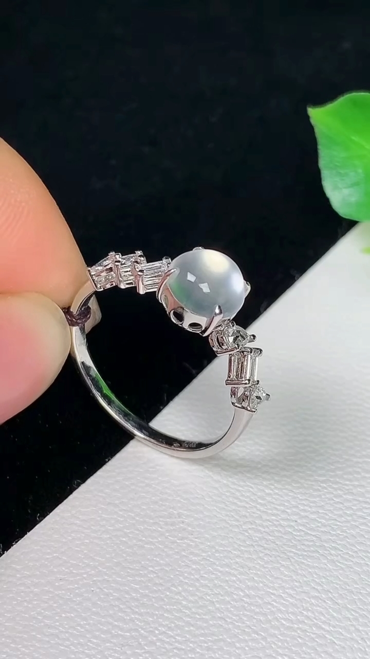 天然A货翡翠白冰蛋面戒指，尺寸17-6.6，重量:2.12g2026年8月10日
工厂直销收藏佳品,