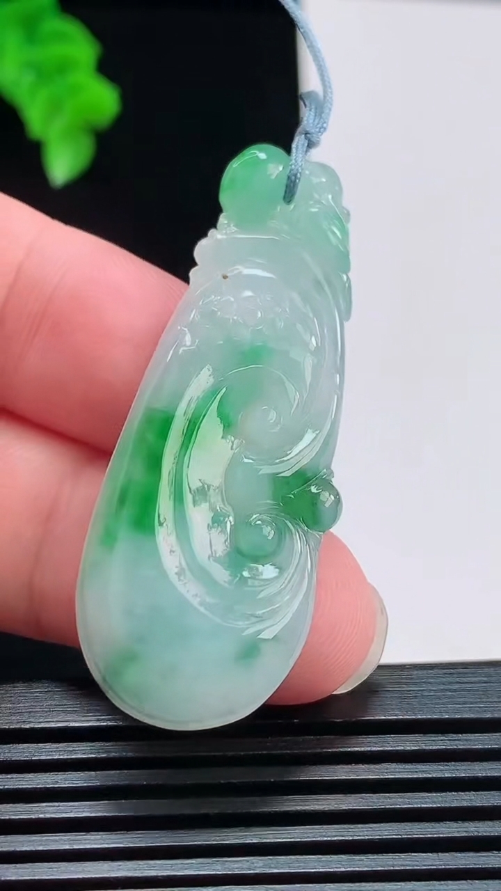 天然A货翡翠如意吊坠，尺寸50-18.5-4.5 重量:7.90g
8月10日