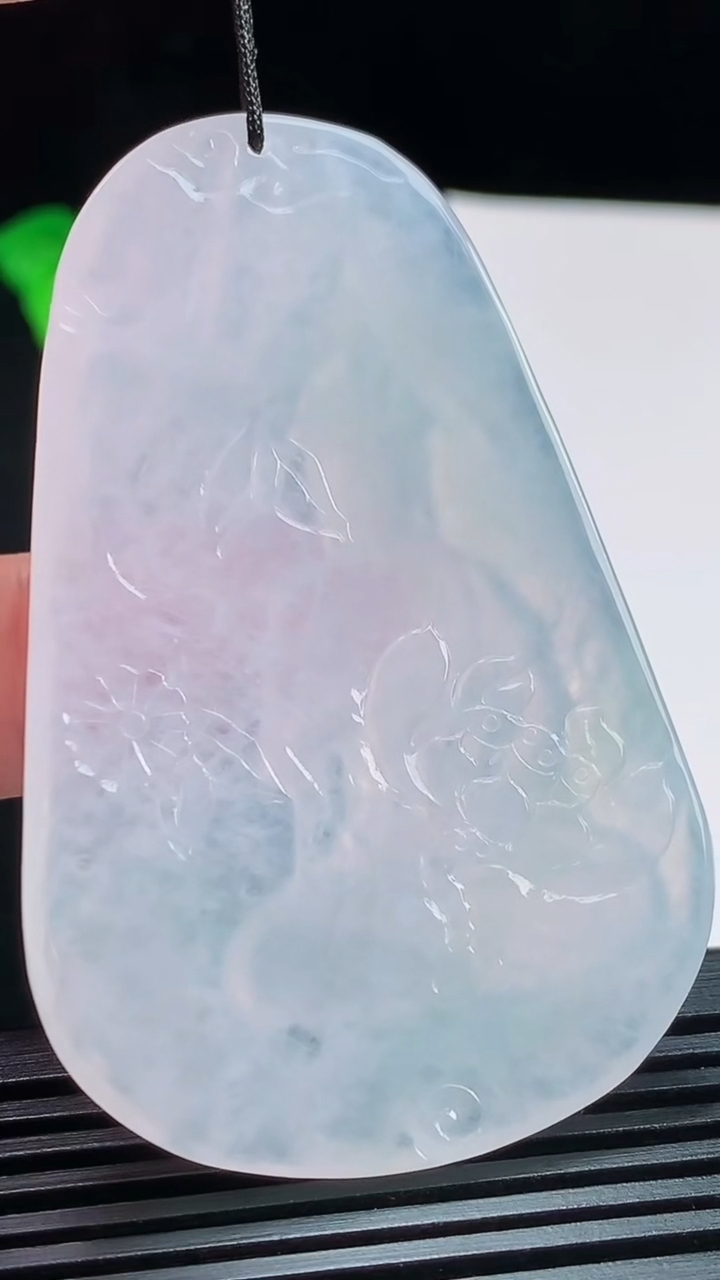 天然A货翡翠大势至菩萨吊坠，尺寸63-40.6-5.5 重量:30.24g
8月10日