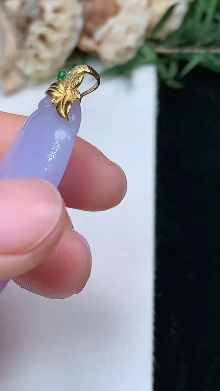 天然A货翡翠k金紫罗兰福瓜吊坠，尺寸36-19.2-6.8，重量:10.03g
8月10日