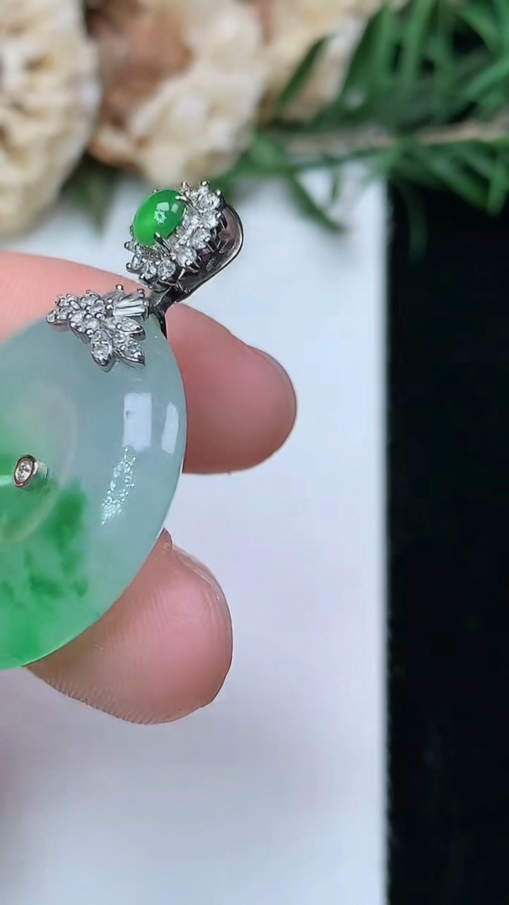 天然A货翡翠平安扣吊坠，尺寸23.8-5.7，重量:7.55g
8月10日