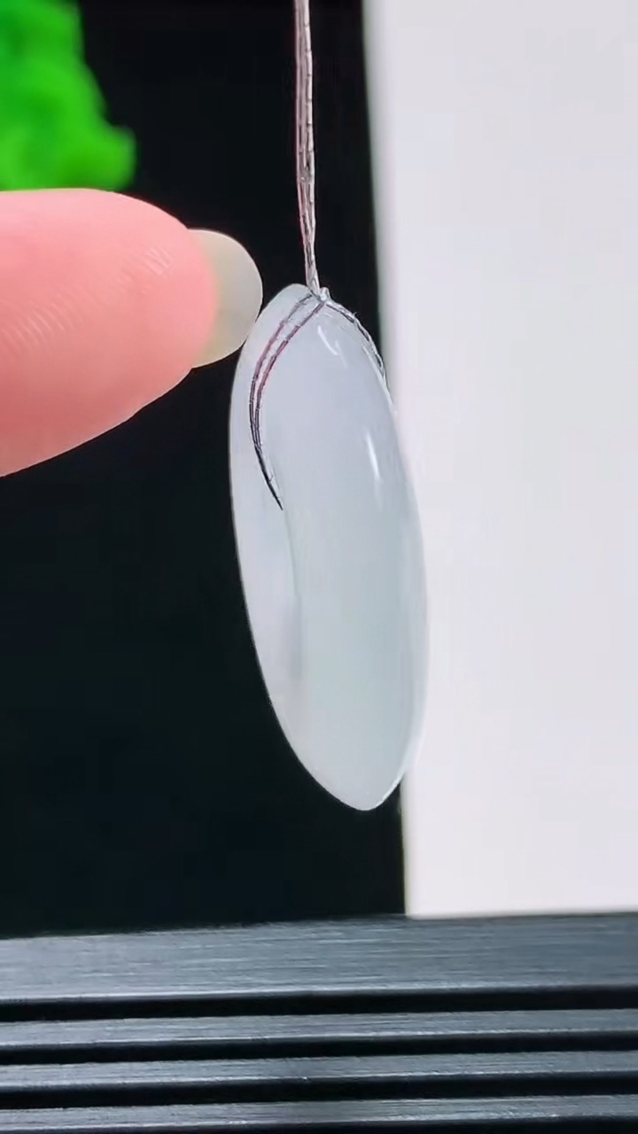 天然A货翡翠种白冰平安扣吊坠，尺寸25-5.5 重量:7.16g
8月10日