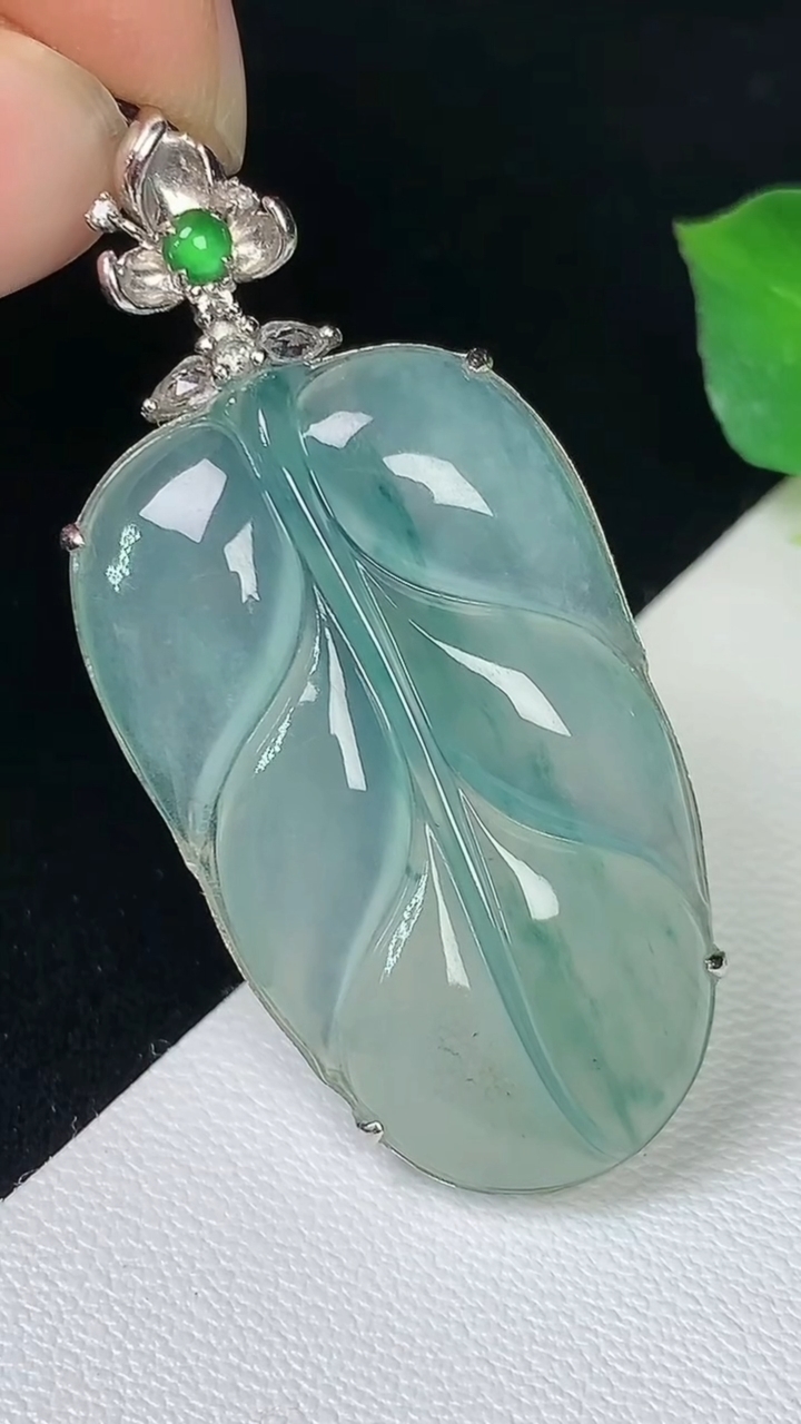 天然A货翡翠飘花金枝玉叶 叶子吊坠，尺寸44.2-33-20-5.9，重量:6.53g
8月10日